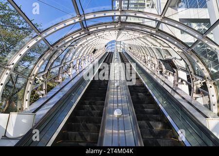 Tokio, Japan - 10. April 2023: Dachtreppe des Hauptquartiers der Fernsehgesellschaft Fuji in Odaiba. Er wurde von Kenzo Tange entworfen Stockfoto