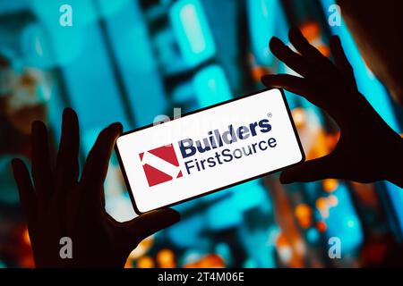 Brasilien. 31. Oktober 2023. In dieser Abbildung wird das Builders FirstSource Logo auf einem Smartphone-Bildschirm angezeigt. (Credit Image: © Rafael Henrique/SOPA Images via ZUMA Press Wire) NUR REDAKTIONELLE VERWENDUNG! Nicht für kommerzielle ZWECKE! Stockfoto