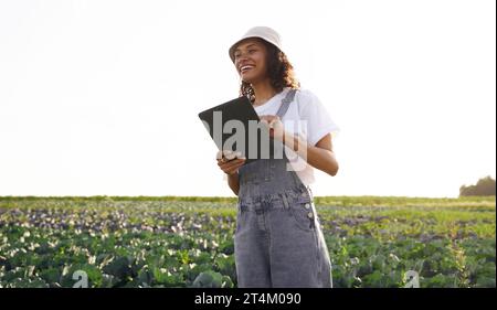 Professionelle Agrarwissenschaftlerin mit digitalem Tablet arbeitet im Außendienst. Hochwertige Fotos Stockfoto