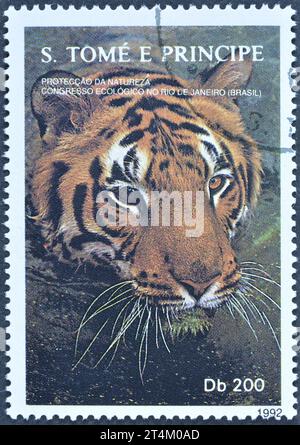 Gestempelte Briefmarke von São Tomé und Príncipe, die Tiger (Panthera tigris), UN-Konferenz für Umweltentwicklung Rio, um 1 zeigt Stockfoto