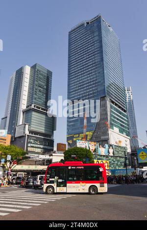 Tokio, Japan - 11. April 2023: Blick auf die Straße mit dem Shibuya Scramble Square in Shibuya. Das Gebäude ist ein Hochhaus mit gemischter Nutzung und das höchste in Shib Stockfoto