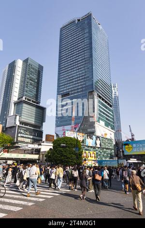 Tokio, Japan - 11. April 2023: Blick auf die Straße mit dem Shibuya Scramble Square in Shibuya. Das Gebäude ist ein Hochhaus mit gemischter Nutzung und das höchste in Shib Stockfoto