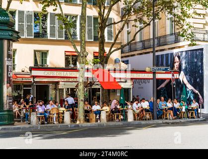 Die Fassade des Café de la Mairie, berühmtes Pariser Café und Restaurant am Place Saint-Sulpice, Paris Stadtzentrum, Frankreich Stockfoto