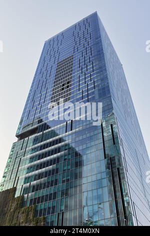 Tokio, Japan - 11. April 2023: Blick auf den Shibuya Scramble Square in Shibuya. Das Gebäude ist ein Hochhaus mit gemischter Nutzung und das höchste in Shibuya Stockfoto