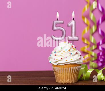 Geburtstagskuchen Mit Kerzennummer 51 - Auf Rosafarbenem Hintergrund. Stockfoto