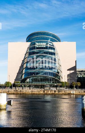 Convention Centre Dublin, auch bekannt als CCD, mit Blick auf den Liffey River, Veranstaltungsort für Tagungen in den Dublin Docklands, Irland Stockfoto