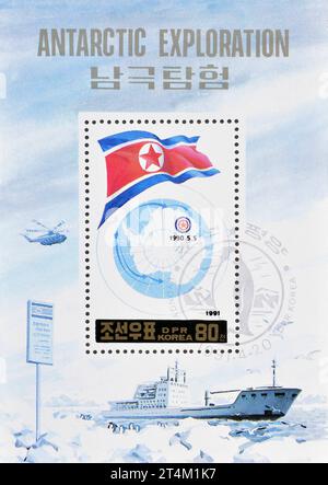 Souvenirbogen mit stornierter Briefmarke, gedruckt von Nordkorea, auf der Globe, Flagge, Schiff, die antarktische Erkundung zeigt, um 1991. Stockfoto