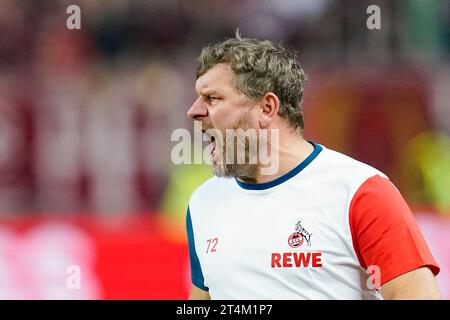 Kaiserslautern, Deutschland. 31. Oktober 2023. Fußball: DFB-Cup, 1. FC Kaiserslautern - 1. FC Köln, 2. Runde, Fritz-Walter-Stadion. Kölner Trainer Steffen Baumgart reagiert. Hinweis: Uwe Anspach/dpa – WICHTIGER HINWEIS: gemäß den Vorgaben der DFL Deutsche Fußball Liga und des DFB Deutscher Fußball-Bund ist es verboten, im Stadion und/oder des Spiels aufgenommene Fotografien in Form von Sequenzbildern und/oder videoähnlichen Fotoserien zu verwenden oder zu verwenden./dpa/Alamy Live News Stockfoto