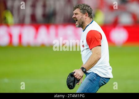 Kaiserslautern, Deutschland. 31. Oktober 2023. Fußball: DFB-Cup, 1. FC Kaiserslautern - 1. FC Köln, 2. Runde, Fritz-Walter-Stadion. Kölner Trainer Steffen Baumgart reagiert. Hinweis: Uwe Anspach/dpa – WICHTIGER HINWEIS: gemäß den Vorgaben der DFL Deutsche Fußball Liga und des DFB Deutscher Fußball-Bund ist es verboten, im Stadion und/oder des Spiels aufgenommene Fotografien in Form von Sequenzbildern und/oder videoähnlichen Fotoserien zu verwenden oder zu verwenden./dpa/Alamy Live News Stockfoto