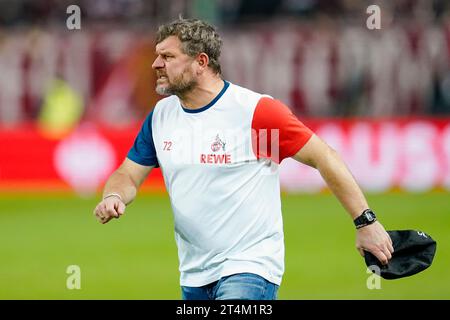 Kaiserslautern, Deutschland. 31. Oktober 2023. Fußball: DFB-Cup, 1. FC Kaiserslautern - 1. FC Köln, 2. Runde, Fritz-Walter-Stadion. Kölner Trainer Steffen Baumgart reagiert. Hinweis: Uwe Anspach/dpa – WICHTIGER HINWEIS: gemäß den Vorgaben der DFL Deutsche Fußball Liga und des DFB Deutscher Fußball-Bund ist es verboten, im Stadion und/oder des Spiels aufgenommene Fotografien in Form von Sequenzbildern und/oder videoähnlichen Fotoserien zu verwenden oder zu verwenden./dpa/Alamy Live News Stockfoto