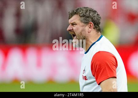 Kaiserslautern, Deutschland. 31. Oktober 2023. Fußball: DFB-Cup, 1. FC Kaiserslautern - 1. FC Köln, 2. Runde, Fritz-Walter-Stadion. Kölner Trainer Steffen Baumgart reagiert. Hinweis: Uwe Anspach/dpa – WICHTIGER HINWEIS: gemäß den Vorgaben der DFL Deutsche Fußball Liga und des DFB Deutscher Fußball-Bund ist es verboten, im Stadion und/oder des Spiels aufgenommene Fotografien in Form von Sequenzbildern und/oder videoähnlichen Fotoserien zu verwenden oder zu verwenden./dpa/Alamy Live News Stockfoto