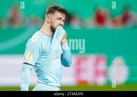 Kaiserslautern, Deutschland. 31. Oktober 2023. Fußball: DFB-Cup, 1. FC Kaiserslautern - 1. FC Köln, 2. Runde, Fritz-Walter-Stadion. Kölner Jan Thielmann verlässt das Spielfeld nach Spielende. Hinweis: Uwe Anspach/dpa – WICHTIGER HINWEIS: gemäß den Vorgaben der DFL Deutsche Fußball Liga und des DFB Deutscher Fußball-Bund ist es verboten, im Stadion und/oder des Spiels aufgenommene Fotografien in Form von Sequenzbildern und/oder videoähnlichen Fotoserien zu verwenden oder zu verwenden./dpa/Alamy Live News Stockfoto