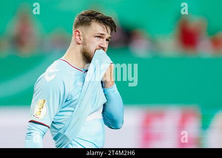 Kaiserslautern, Deutschland. 31. Oktober 2023. Fußball: DFB-Cup, 1. FC Kaiserslautern - 1. FC Köln, 2. Runde, Fritz-Walter-Stadion. Kölner Jan Thielmann verlässt das Spielfeld nach Spielende. Hinweis: Uwe Anspach/dpa – WICHTIGER HINWEIS: gemäß den Vorgaben der DFL Deutsche Fußball Liga und des DFB Deutscher Fußball-Bund ist es verboten, im Stadion und/oder des Spiels aufgenommene Fotografien in Form von Sequenzbildern und/oder videoähnlichen Fotoserien zu verwenden oder zu verwenden./dpa/Alamy Live News Stockfoto