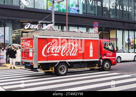 Tokio, Japan - 08. April 2023: Coca Cola Truck in den Straßen Tokios. Im Jahr 2013 wurden Cola-Produkte in über 200 Ländern verkauft, wobei die Verbraucher trinken Stockfoto