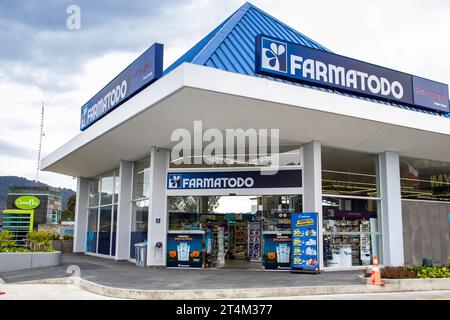 La Calera, Cundinamarca, Kolumbien - 21. Oktober 2023. Fassade der Apotheke Farmatodo im Alto de Patios an der Straße zwischen Bogota und La Ca Stockfoto