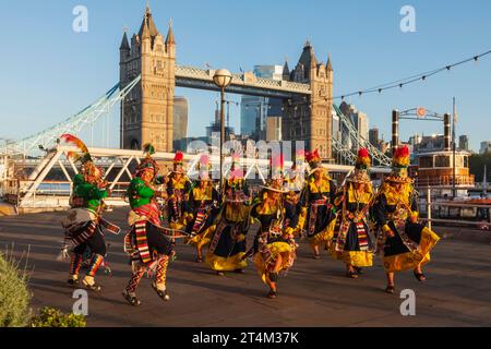 England, London, bunte bolivianische Tanzgruppe vor der Tower Bridge Stockfoto