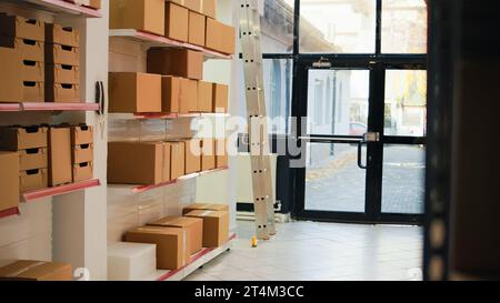 Lagerraum gefüllt mit Kisten in Regalen und Regalen, Warenlager und Frachtpaketen im Lager. Produktionsbedarf in großen Containern verpackt, Paletten im Lagerraum. Handgeführte Aufnahme. Stockfoto