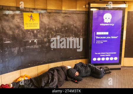 England, London, Soho, raue Schläfer am Eingang der U-Bahn-Station Leciester Square Stockfoto