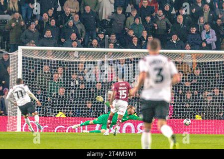 Derby, Großbritannien. 31. Oktober 2023.Derby County Nathaniel Mendez-Laing erzielt beim Sieg über Northampton Town 4-0 das 4. Tor von Derby County Stockfoto