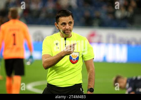 Sankt Petersburg, Russland. 31. Oktober 2023. Pavel Kukuyan, Chief Arbiter, der während des russischen Fußballspiels 2023/2024 zwischen Zenit Sankt Petersburg und Krylia Sovetov Samara in der Gazprom Arena im Einsatz war. Das Team Zenit FC gewann gegen Krylia Sovetov mit einem Endstand von 1:0. Quelle: SOPA Images Limited/Alamy Live News Stockfoto