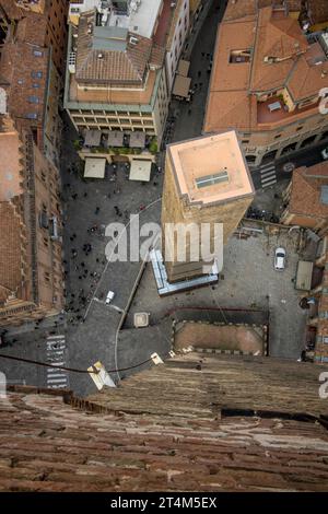 Die zwei Türme von Bologna. Der Platz um Bolognas mittelalterlichen „Schiefen Turm“ Garisenda soll „einige Jahre“ geschlossen werden, da befürchtet wird, dass die Struktur aus dem 12. Jahrhundert etwas zu prekär neigt. Der ursprünglich 60 Meter hohe Garisenda-Turm musste im 14. Jahrhundert aufgrund instabiler Böden, die zur Neigung beitrugen, auf heutige 48 Meter Höhe gesenkt werden. Der Turm ist jetzt geschlossen, während die Stadt und Wissenschaftler herausfinden, wie der Toe Tower für die Zukunft am besten erhalten werden kann. Der Nachbarturm, Asinelli, stand ursprünglich auf etwa 70 Metern und war nur 1 Stockfoto