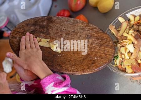 Wirf Karotten- und Kartoffelhäute in den Müll. Abfallsortierung Stockfoto