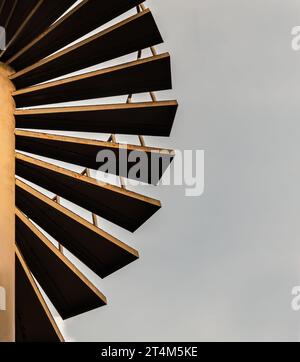 Braune Metallspirale Treppe Muster mit Eisengeländer für Dekoration außen auf Himmel Hintergrund. Wendeltreppe aus Schmiedestahl Rundtreppe wi Stockfoto