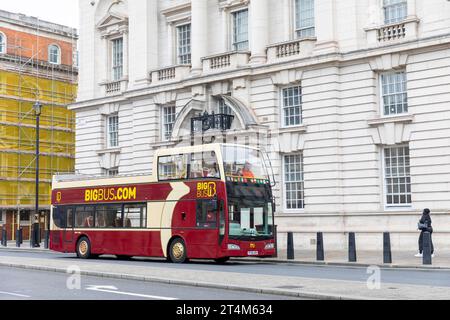 London England Bigbus Sightseeing Tour Bus auf Whitehall, Westminster, England, Großbritannien im Jahr 2023 Stockfoto