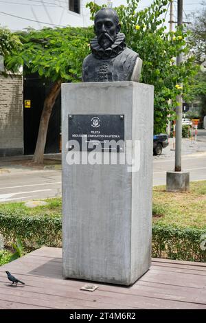 Statue von MIGUEL DE CERVANTES SAAVEDRA, Autor von Don Quijote, in Miraflores. Lima, Peru. Stockfoto