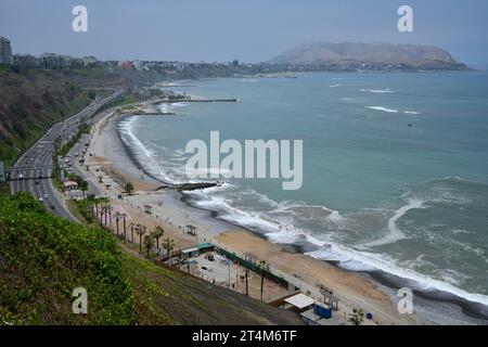 Lima, Peru. Die Costa Verde, Miraflores. Strand- und Meerblick. Stockfoto