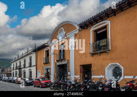 Guatemala, La Antigua - 20. Juli 2023: Braune Fassade des Hotels Casa La Antigua El Jaulon auf der Calle Poniente mit Blick auf die Straße Stockfoto