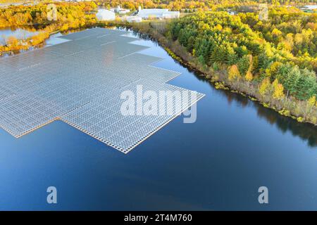 Schwimmende Sonnenkollektoren im großen Wasserteich zur Stromerzeugung aus Sonnenlicht Stockfoto