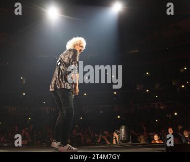 Chicago, USA. 30. Oktober 2023. Brian May von Queen Adam Lambert im United Center am 30. Oktober 2023 in Chicago, Illinois (Foto: Daniel DeSlover/SIPA USA) Credit: SIPA USA/Alamy Live News Stockfoto