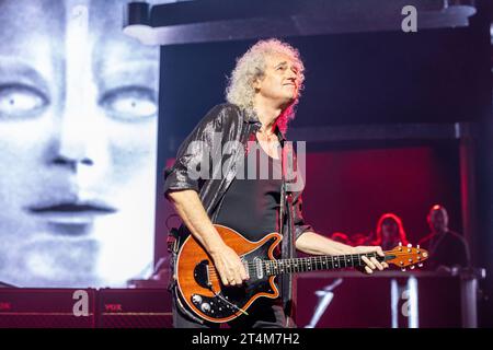 Chicago, USA. 30. Oktober 2023. Brian May von Queen Adam Lambert im United Center am 30. Oktober 2023 in Chicago, Illinois (Foto: Daniel DeSlover/SIPA USA) Credit: SIPA USA/Alamy Live News Stockfoto