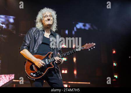 Chicago, USA. 30. Oktober 2023. Brian May von Queen Adam Lambert im United Center am 30. Oktober 2023 in Chicago, Illinois (Foto: Daniel DeSlover/SIPA USA) Credit: SIPA USA/Alamy Live News Stockfoto