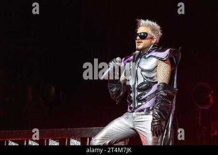 Chicago, USA. 30. Oktober 2023. Adam Lambert von Queen Adam Lambert im United Center am 30. Oktober 2023 in Chicago, Illinois (Foto: Daniel DeSlover/SIPA USA) Credit: SIPA USA/Alamy Live News Stockfoto