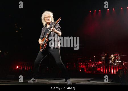 Chicago, USA. 30. Oktober 2023. Brian May von Queen Adam Lambert im United Center am 30. Oktober 2023 in Chicago, Illinois (Foto: Daniel DeSlover/SIPA USA) Credit: SIPA USA/Alamy Live News Stockfoto