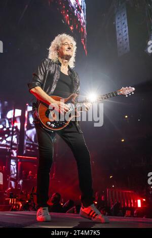 Chicago, USA. 30. Oktober 2023. Brian May von Queen Adam Lambert im United Center am 30. Oktober 2023 in Chicago, Illinois (Foto: Daniel DeSlover/SIPA USA) Credit: SIPA USA/Alamy Live News Stockfoto