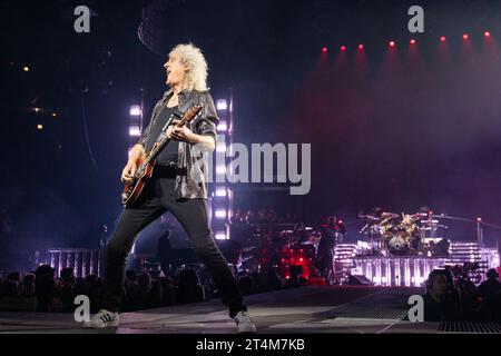 Chicago, USA. 30. Oktober 2023. Brian May von Queen Adam Lambert im United Center am 30. Oktober 2023 in Chicago, Illinois (Foto: Daniel DeSlover/SIPA USA) Credit: SIPA USA/Alamy Live News Stockfoto