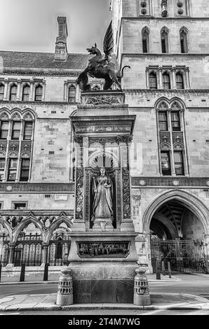 Temple Bar Memorial am Strand, London, England, Großbritannien. Das Denkmal steht vor dem königlichen Gerichtshof Stockfoto