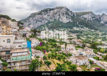 Panoramablick über Marina Grande, malerischer Haupthafen der Insel Capri, Italien Stockfoto