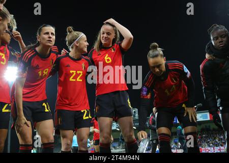 Leuven, Belgien. 31. Oktober 2023. Die Belgierin Laura de Neve (18), die Belgierin Laura Deloose (22), die Belgierin Tine de Caigny (6), die Belgierin Jassina Blom (14) während des Zusammenspiels zu Beginn eines Spiels zwischen der belgischen Frauennationalmannschaft, den Red Flames, und der englischen Frauennationalmannschaft, den Lionesses, und Spiel 4/6 im UEFA Women's Nations League-Wettbewerb 2023-24 am Dienstag, 31. Oktober 2023 in Leuven, Belgien. FOTO: SEVIL OKTEM | Credit: Sportpix/Alamy Live News Stockfoto