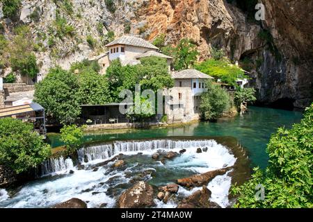 Das Blagaj Tekke (Derwischkloster) aus dem 16. Jahrhundert entlang der Buna-Quelle in Blagaj, Bosnien und Herzegowina Stockfoto