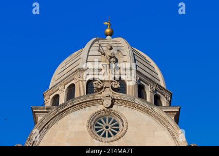 Nahaufnahme einer Statue des Heiligen Michael des Erzengels an der Jakobsdom (1431-1535) in Sibenik, Kroatien Stockfoto