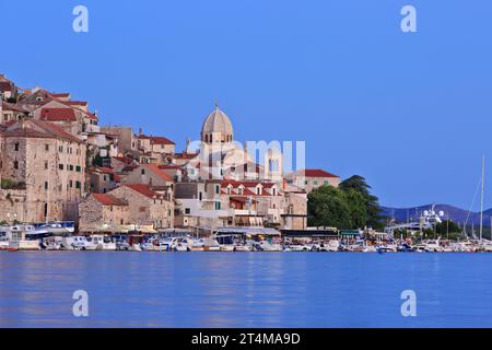 Die Kathedrale des Heiligen Jakobsweges (1431-1535) in der Abenddämmerung in Sibenik, Kroatien Stockfoto