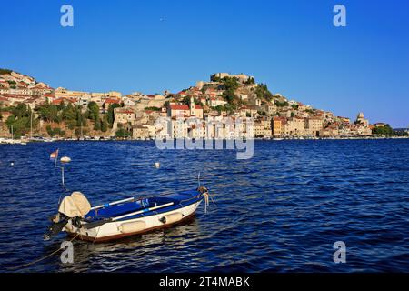 Panoramablick über die Kathedrale des Heiligen Jakobsweges, die Festung des Heiligen Michael und die Altstadt von der anderen Seite der Bucht in Sibenik, Kroatien Stockfoto