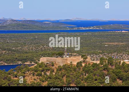 Panoramablick über die mittelalterliche Johannisfestung in Sibenik, Kroatien Stockfoto