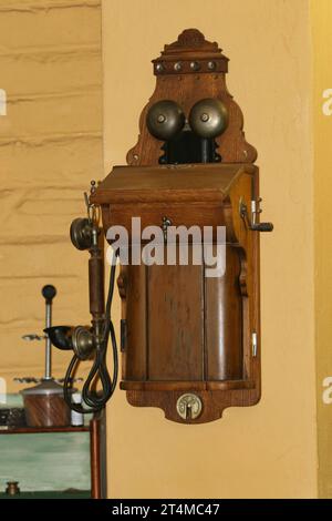 Vintage-Telefon 1920 aus Holz, an der Wand gehängt Stockfoto