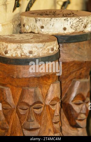 Geschnitzte afrikanische Vintage-Trommeln aus Holz, bedeckt mit Ziegenfell Stockfoto