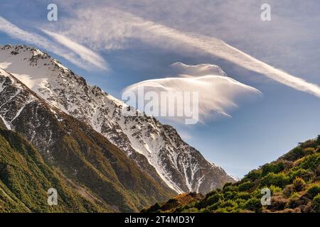 Ungewöhnliche verschiedene Arten von Wolkenformationen rund um die südlichen Alpen im Tasman Valley, Aoraki Mt Cook National Park Stockfoto